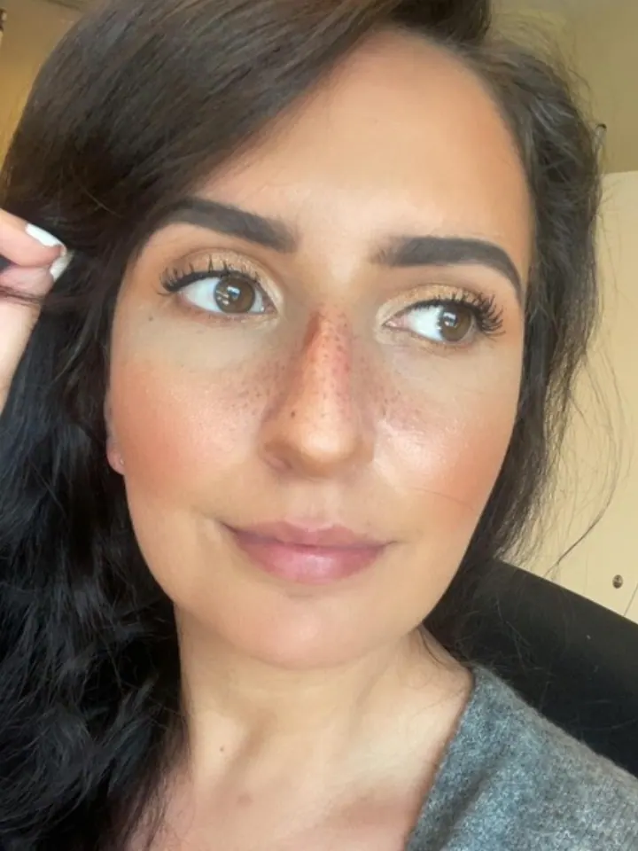 Natuurlijk ogende faux freckles op neus en wangen