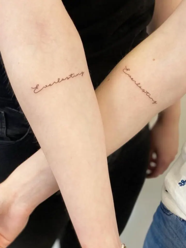 Twee fineline tattoos in handschrift op de onderarmen