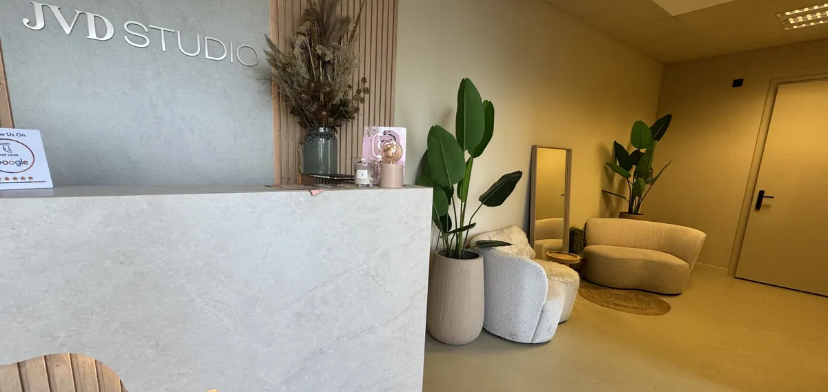 De lichte ontvangstruimte van JVD Studio in Heerjansdam